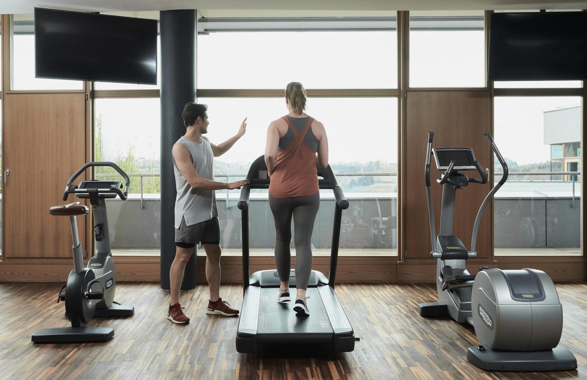 Falkensteiner Balance Resort Stegersbach - Adults Only Extérieur photo A personal trainer coaching a client on a treadmill