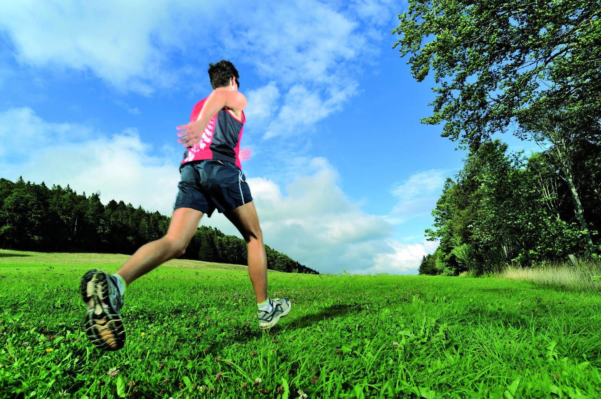 Falkensteiner Balance Resort Stegersbach - Adults Only Extérieur photo A cross-country runner